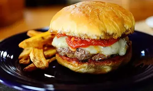 पिज्जा.बर्गर खाने से सकती है मौत: 11वीं की छात्रा की मौत से यही लगता है