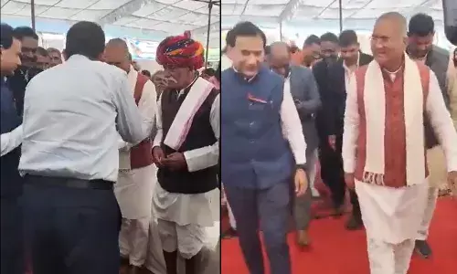 जनसभा में देर पहुंचे अफसर तो पैर छूने लगे BJP एमपी रोडमल नागर, कहा-बेवकूफों की तरह…