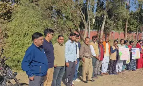 भोपाल में दिखा चिपको आंदोलनः पर्यावरण प्रेमियों ने पेड़ों से चिपक कर की बचाने की अपील