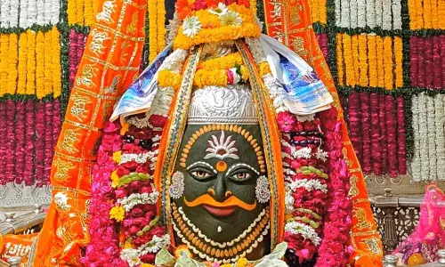 नए साल से पहले महाकाल में बढ़ी भीड़: बाबा के भक्तों ने भरा खजाना