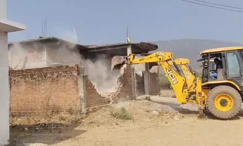 BJP नेता हत्याकांड: मुख्य आरोपी अकरम खान के अवैध मकान पर चला बुलडोजर