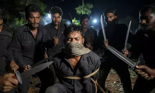 बीजापुर नक्सलियों की कायराना हरकत, मुखबिरी के शक में ग्रामीण को धारदार हथियार से गोदा बीजापुर नक्सलियों की कायराना हरकत, मुखबिरी के शक में ग्रामीण को धारदार हथियार से गोदा