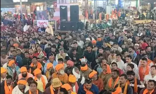 झाबुआ में 1008 हनुमान चालीसा पाठ: हजारों भक्तों के जयकारों से गूंजा राजवाड़ा चौक