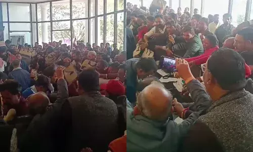 पत्रकारिता की लज्जा बचा लो ,कौन हैं ये पत्रकार के भेष में