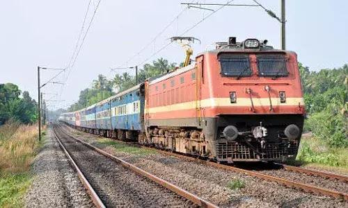 नए साल में इंडियन रेलवे की बड़ी सौगात, माघ मेले में रुकेंगी 12 ट्रेनें, कई ट्रेनों की बढ़ी स्पीड