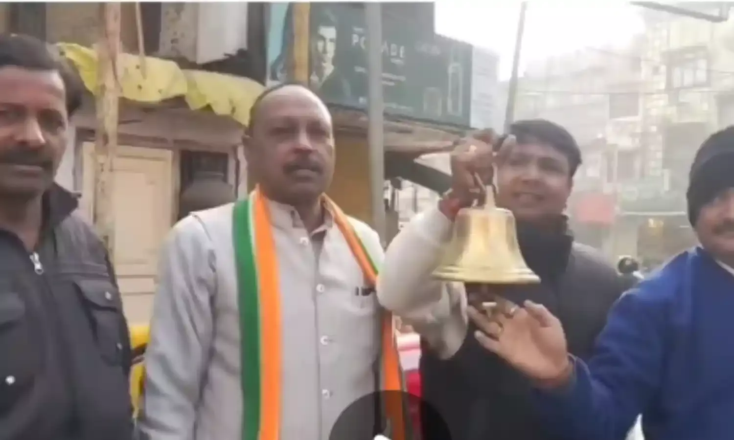 पत्रकार से विवाद पर आपत्तिजनक शब्द बोलकर घिरे कैलाश विजयवर्गीय, कांग्रेस का घंटा बजाकर विरोध पत्रकार से विवाद पर आपत्तिजनक शब्द बोलकर घिरे कैलाश विजयवर्गीय, कांग्रेस का घंटा बजाकर विरोध