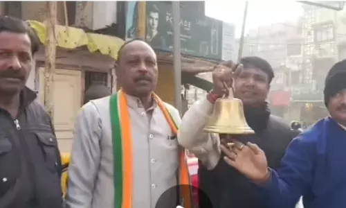 पत्रकार से विवाद पर आपत्तिजनक शब्द बोलकर घिरे कैलाश विजयवर्गीय, कांग्रेस का घंटा बजाकर विरोध