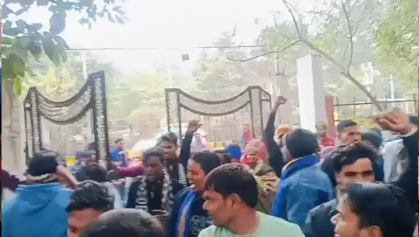 ग्वालियर में अंबेडकर की तस्वीर जलाने पर हंगामा: कलेक्ट्रेट पर दलित संगठनों का धरना