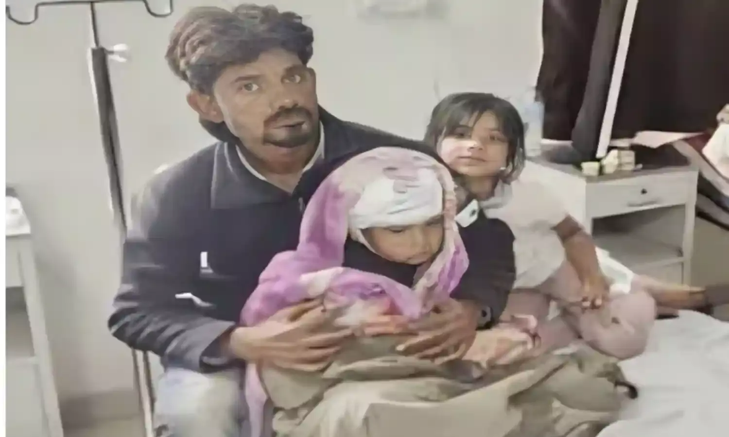 8 साल की बहादुर बहन! छोटे भाई को बचाने के लिए आवारा कुत्तों से भिड़ी, टी शर्ट बांधकर बहता खून रोका