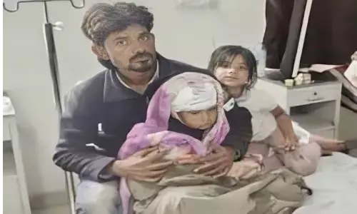 8 साल की बहादुर बहन! छोटे भाई को बचाने के लिए आवारा कुत्तों से भिड़ी, टी शर्ट बांधकर बहता खून रोका