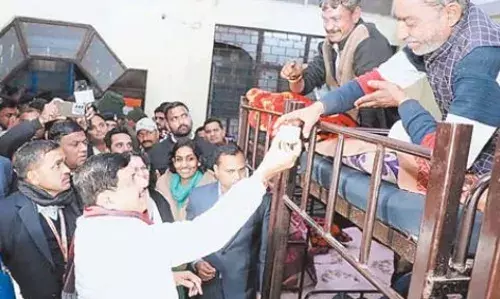 रैन बसेरों में पहुंचे मुख्यमंत्री डॉ. मोहन यादव, हाथ से परोसी चाय और बांटे कंबल
