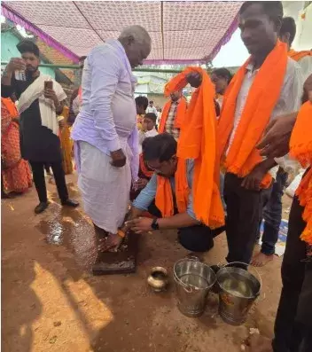 तीन परिवारों के 11 लोगों ने 22 वर्ष बाद की घर वापसी