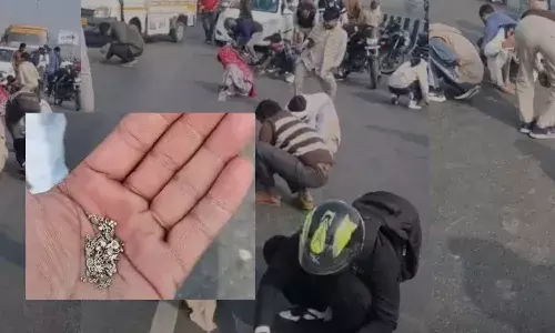 हापुड़ में चांदी समझकर लोग बटोरने लगे सफेद धातु, सड़क पर जाम लग गया