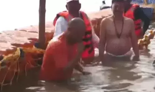 माघ मेला: सीएम योगी ने संगम में लगाई आस्था की डुबकी