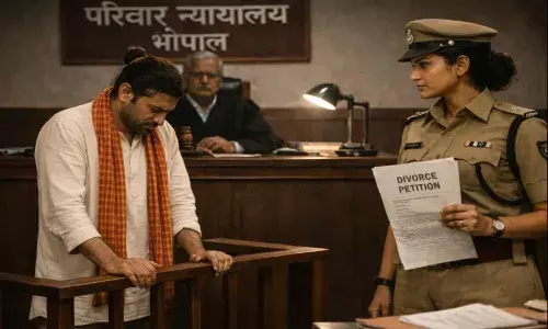 पत्नी को पढ़ा लिखाकर SI बनाया, अब पति पहनावे पर शर्म बताकर मांगा तलाक