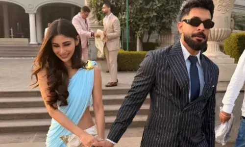 दोस्त की शादी में मौनी रॉय का ग्लैमरस लुक, पति सूरज नांबियार भी नहीं हटा पाए नजरें