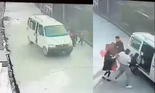 फिल्मी स्टाइल में दिनदहाड़े महिला और बच्चों की किडनैपिंग, जांच में चौंकाने वाला खुलासा फिल्मी स्टाइल में दिनदहाड़े महिला और बच्चों की किडनैपिंग, जांच में चौंकाने वाला खुलासा