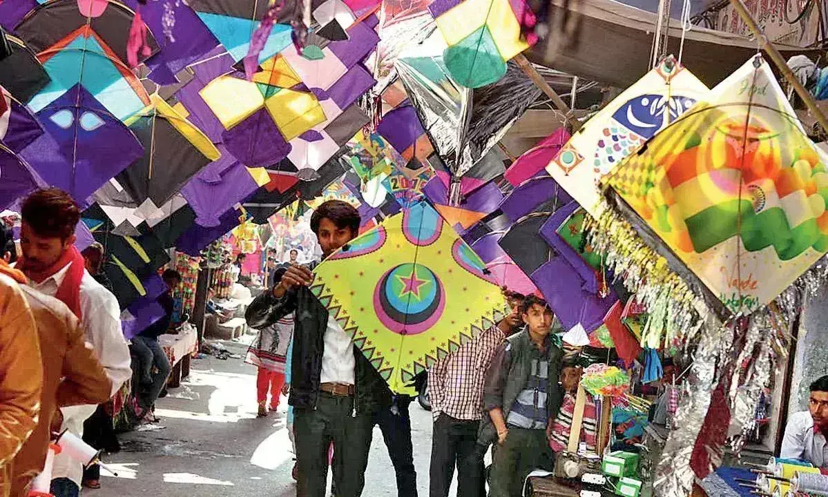 मकर संक्रांति: कहीं पतंगों की मस्ती, कहीं चाइनीज मांझे से मातम