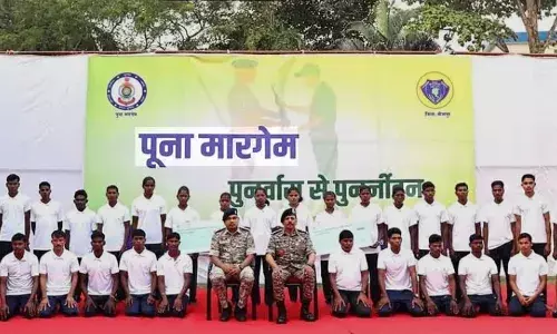 2026 का सबसे बड़ा नक्सली सरेंडर: 1.41 करोड़ के इनामी 52 माओवादी कैडरों ने किया आत्मसमर्पण