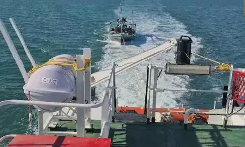 भारतीय सीमा में घुसी अवैध पाकिस्तानी नाव जब्त: कोस्ट गार्ड ने नौ लोगों को दबोचा