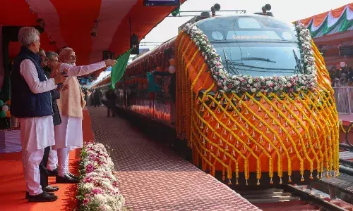 देश की पहली वंदे भारत स्लीपर ट्रेन को PM ने दिखाई हरी झंडी, जानें इसकी खासियत और किराया