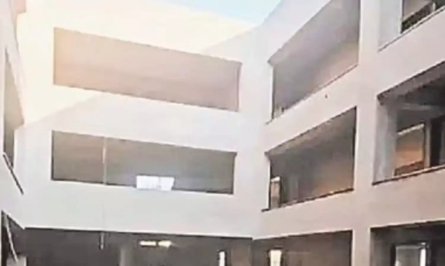 आयकर विभाग की बड़ी कार्रवाई: परिवहन के पूर्व आरक्षक सौरभ शर्मा का स्कूल भवन अटैच