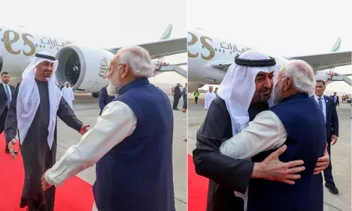 मोदी ने UAE राष्ट्रपति को एयरपोर्ट पर खुद किया स्वागत: बोले- अपने भाई को लेने आया हूं