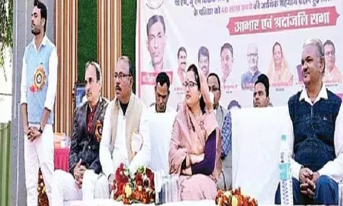 टूटे हुए परिवारों में शिक्षक भर रहे उम्मीद की रोशनी