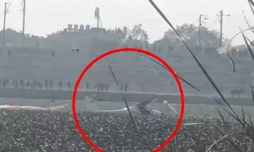 प्रयागराज के बीचों-बीच तालाब में गिरा सेना का ट्रेनिंग एयरक्राफ्ट, 3 जवान सुरक्षित निकाले