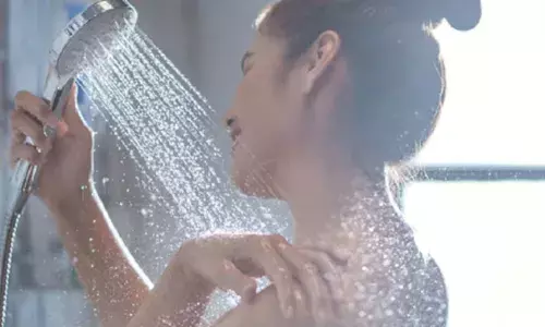 डेली नहाना क्यों है जरूरी? सिर्फ सफाई ही नहीं, ये हैं मेंटल और फिजिकल फायदे डेली नहाना क्यों है जरूरी? सिर्फ सफाई ही नहीं, ये हैं मेंटल और फिजिकल फायदे