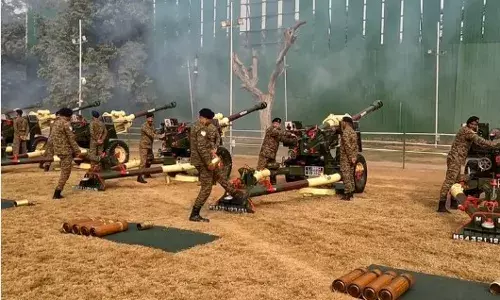 गणतंत्र दिवस पर स्वदेशी लाइट फील्ड गन से तिरंगे को 21 तोपों की सलामी