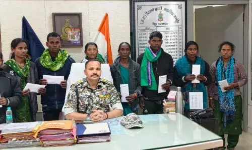 छत्तीसगढ़ में 47 लाख के इनामी 9 माओवादियों ने किया समर्पण, इनमें 7 महिलाएं शामिल छत्तीसगढ़ में 47 लाख के इनामी 9 माओवादियों ने किया समर्पण, इनमें 7 महिलाएं शामिल