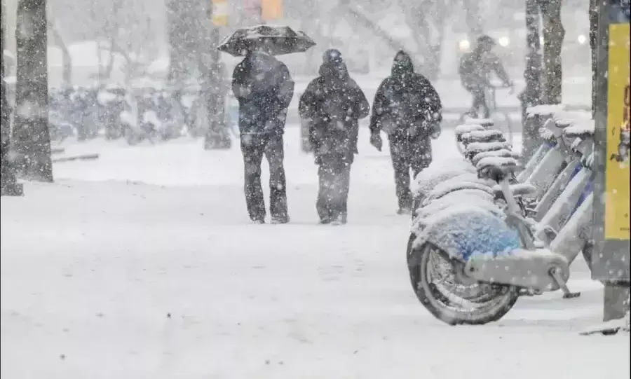 अमेरिका में बर्फीला तूफान: 29 की मौत, माइनस 45°C तक गिरा तापमान, 8 हजार फ्लाइट रद्द