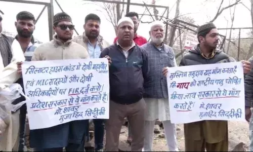 मुस्लिम समाज का अनोखा प्रदर्शन: गाय को राष्ट्रीय पशु का दर्जा देने की मांग, गोहत्या को बताया इंसानियत के खिलाफ