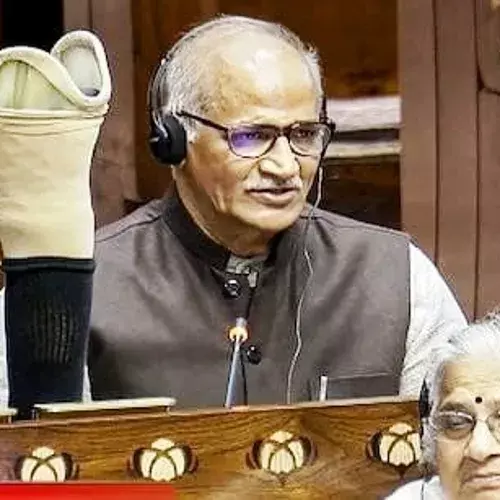 राज्यसभा की मेज पर सांसद ने रखे कृत्रिम पैर, संसद में दिखाया वामपंथी हिंसा का सच राज्यसभा की मेज पर सांसद ने रखे कृत्रिम पैर, संसद में दिखाया वामपंथी हिंसा का सच