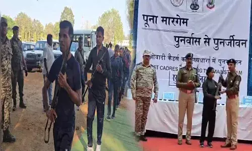 बस्तर में नक्सलवाद को बड़ा झटका, 51 इनामी नक्सलियों ने किया सरेंडर