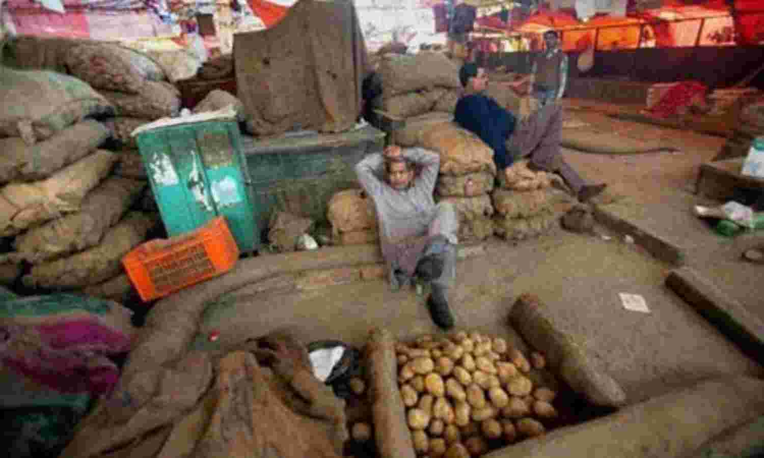 संपूर्ण लॉकडाउन में सजी मंडी, पुलिस ने भांजी लाठिया