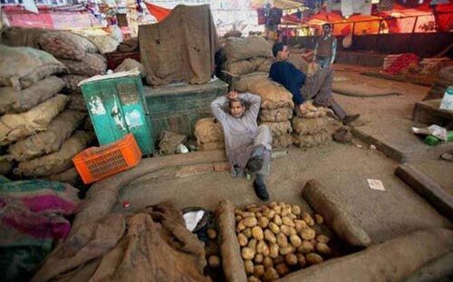 संपूर्ण लॉकडाउन में सजी मंडी, पुलिस ने भांजी लाठिया