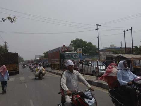 अलीगढ़-आगरा राजमार्ग पर दस घंटे जाम में फंसे हजारों लोग