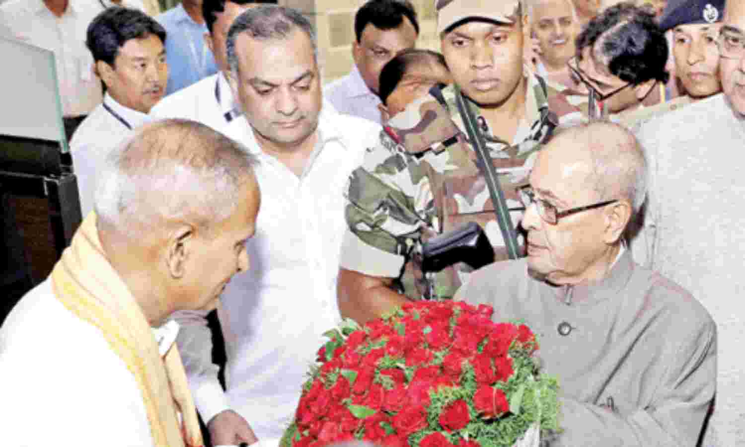 भारत के पूर्व राष्ट्रपति डॉ. प्रणब मुखर्जी का बुधवार शाम को नागपुर हवाई अड्डे पर आगमन हुआ।