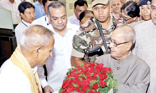 भारत के पूर्व राष्ट्रपति डॉ. प्रणब मुखर्जी का बुधवार शाम को नागपुर हवाई अड्डे पर आगमन हुआ।
