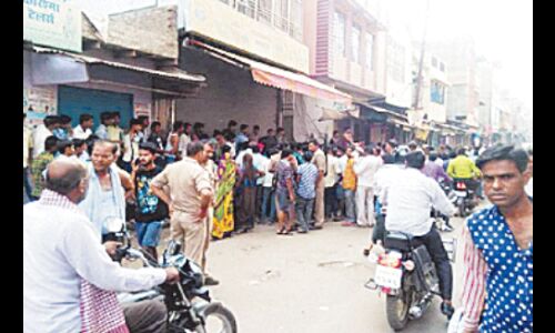 व्यापारी पर ताबड़तोड़ फायरिंग से दहशत