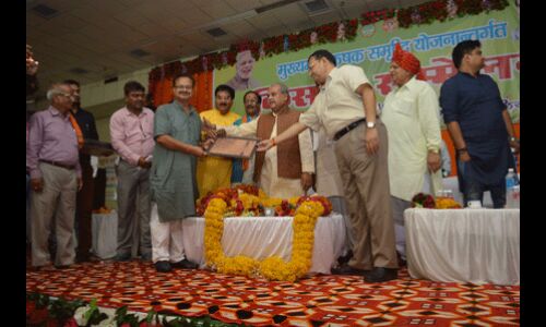 69 लोकतंत्र सेनानी ताम्रपत्र से सम्मानित लोकतंत्र बचाने में मीसाबंदियों की महती भूमिका: तोमर 69 लोकतंत्र सेनानी ताम्रपत्र से सम्मानित लोकतंत्र बचाने में मीसाबंदियों की महती भूमिका: तोमर