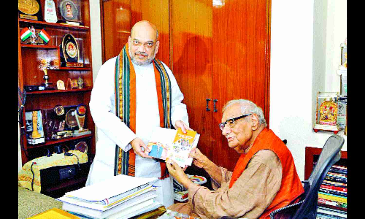 पत्रकार कुलदीप नैयर से मिलने पहुंचे शाह पत्रकार कुलदीप नैयर से मिलने पहुंचे शाह