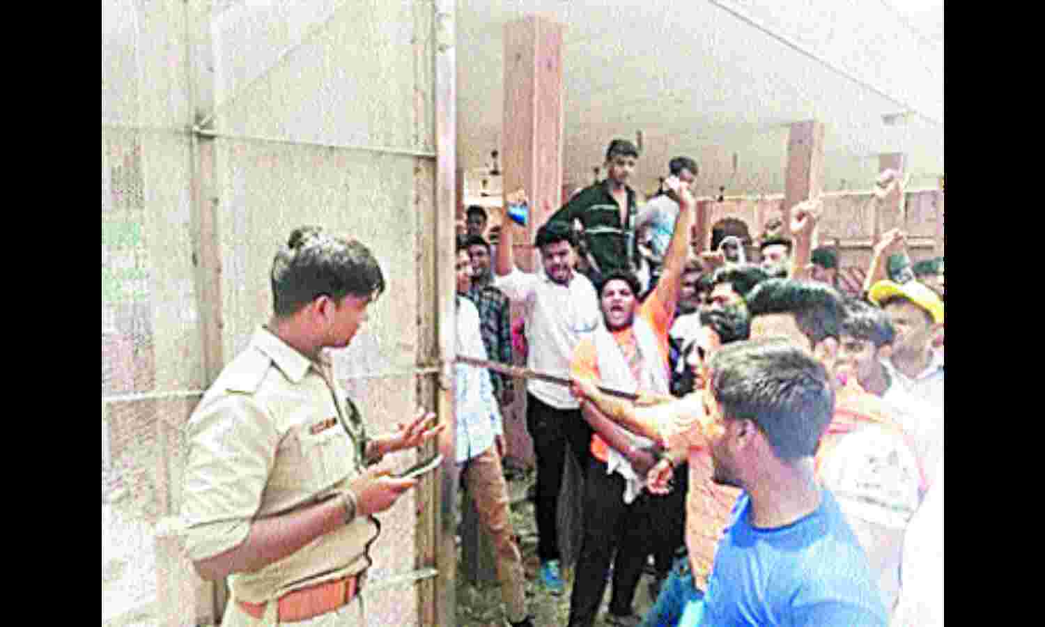 ताजमहल पर हिन्दू संगठनों का हंगामा ताजमहल पर हिन्दू संगठनों का हंगामा