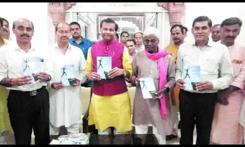 प्रभारी मंत्री ने किया कसौटी पर काल पुस्तक का विमोचन