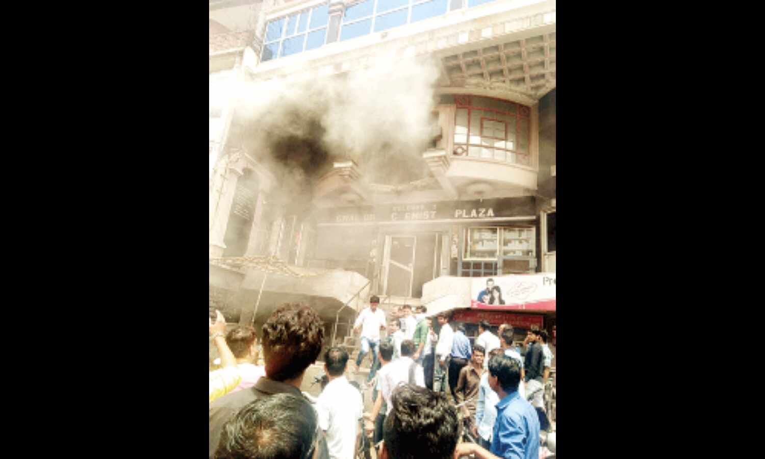 केमिस्ट प्लाजा में लगी आग
