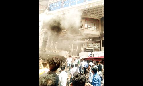 केमिस्ट प्लाजा में लगी आग