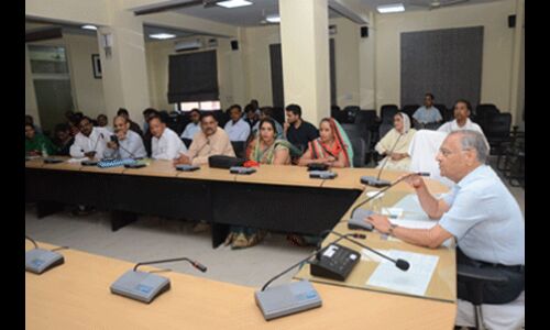 सभी नगरीय निकायों में एक सप्ताह में प्रारंभ करें डोर टू डोर कचरा संग्रहण :  महापौर