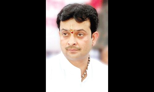 पुलिस आत्महत्या के कारणों को तलाशने में जुटी